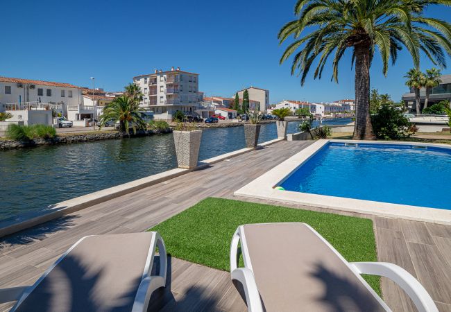 Villa en Empuriabrava - LV28 CAP RAS