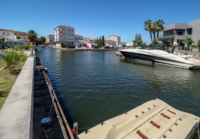 Villa en Empuriabrava - LV28 CAP RAS