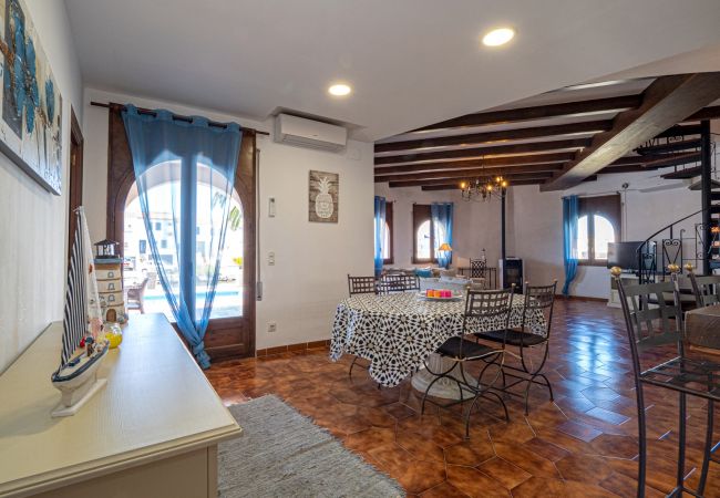 Villa en Empuriabrava - LV28 CAP RAS