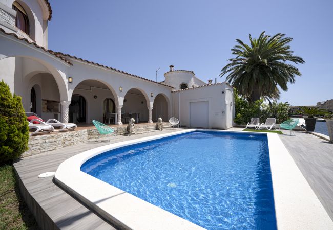 Villa en Empuriabrava - LV28 CAP RAS