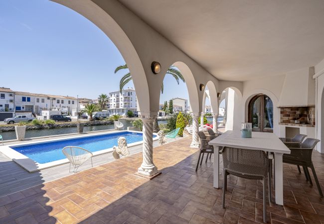 Villa en Empuriabrava - LV28 CAP RAS