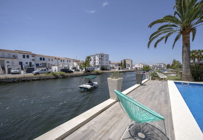 Villa en Empuriabrava - LV28 CAP RAS