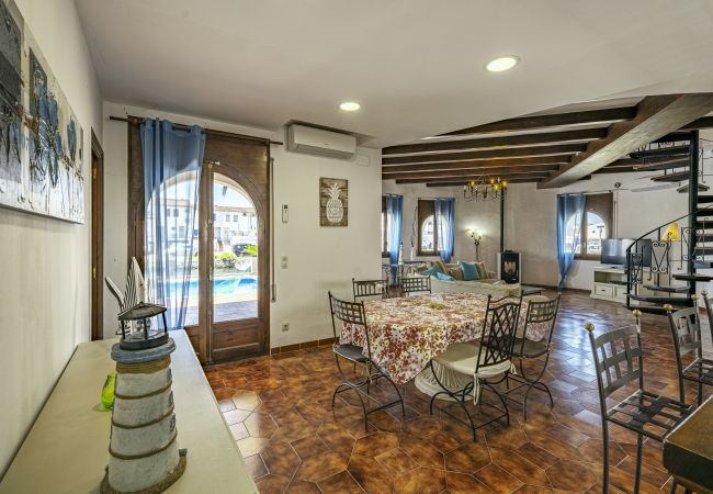 Villa en Empuriabrava - LV28 CAP RAS