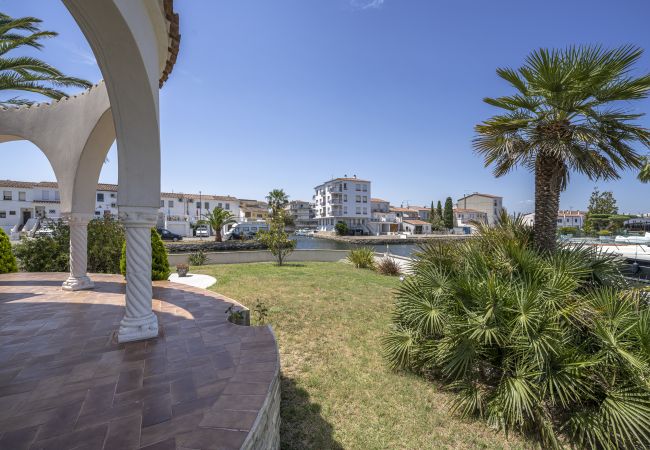 Villa en Empuriabrava - LV28 CAP RAS