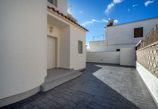 Villa en Empuriabrava - LV15 REQUEESENS