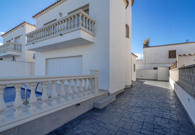 Villa en Empuriabrava - LV15 REQUEESENS