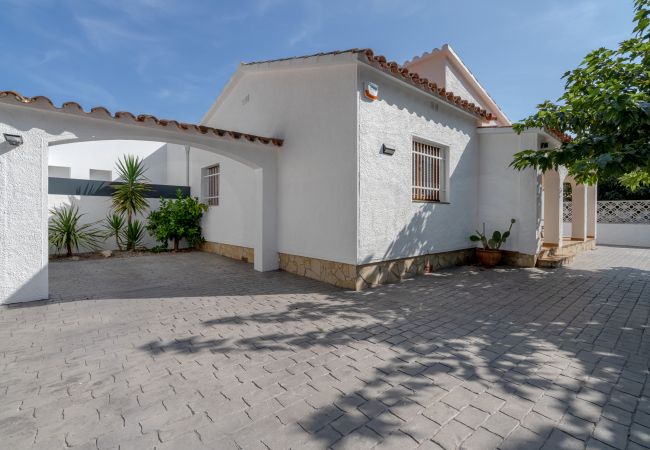 Villa en Empuriabrava - ILH03 MONTSENY