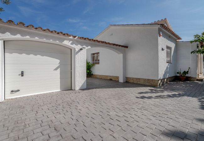 Villa en Empuriabrava - ILH03 MONTSENY