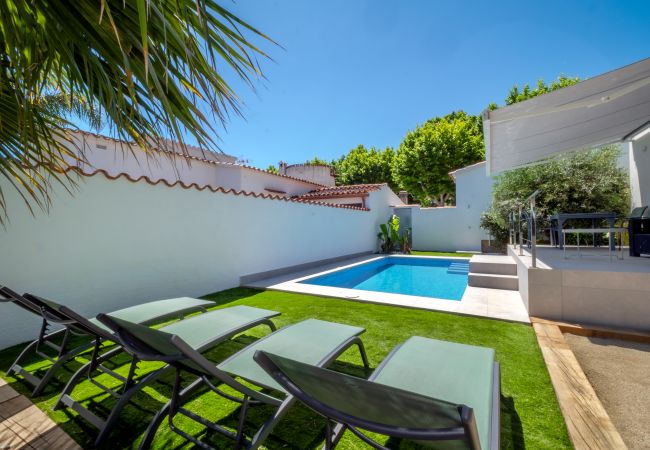 Villa en Empuriabrava - ILH03 MONTSENY