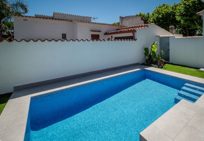 Villa en Empuriabrava - ILH03 MONTSENY
