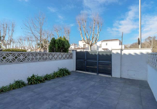 Casa adosada en Empuriabrava - LV21 LIOBREGAT